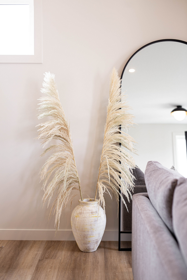 Mykonos white urn pot vase - Luxe B Pampas Grass  Canada , dried flowers and pampas grass Canadian Company. Bulk and wholesale dried flowers and pampas grass fluffy. Large White Pampas Grass Toronto